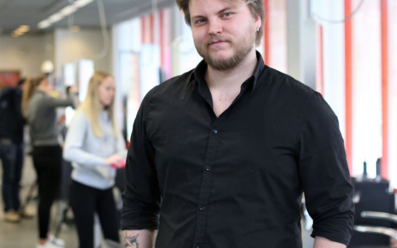 Sadlade om från närvårdare till frisör