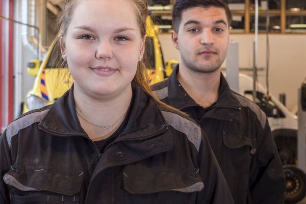 Bild på studeranden i verkstadsmiljö