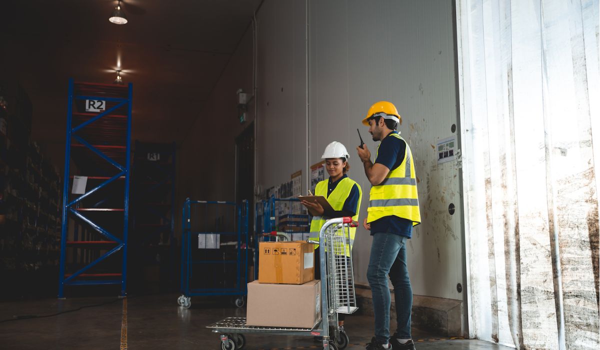 Servicearbetare står i en lagerhall