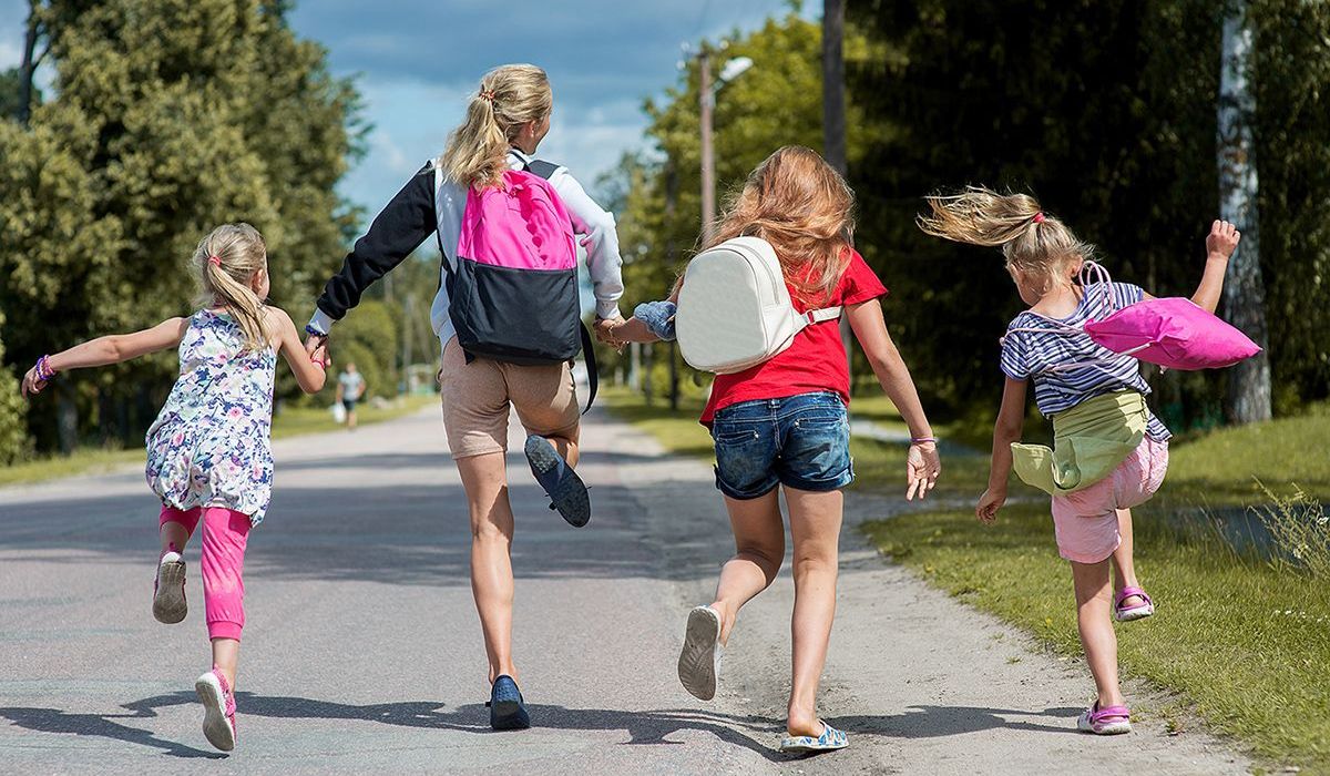 ett barn som sitter i en gunga