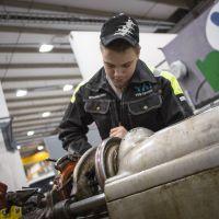 Studerande vid rörmaskin