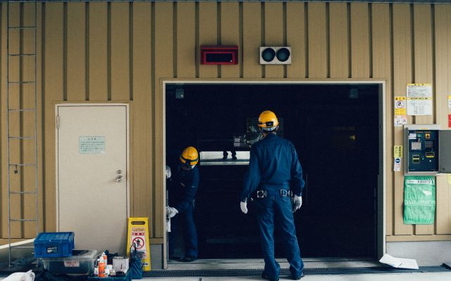 Personer som bygger ett garage