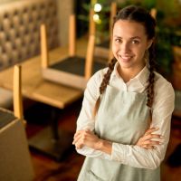 En yngre kvinnlig servitör i en restaurang